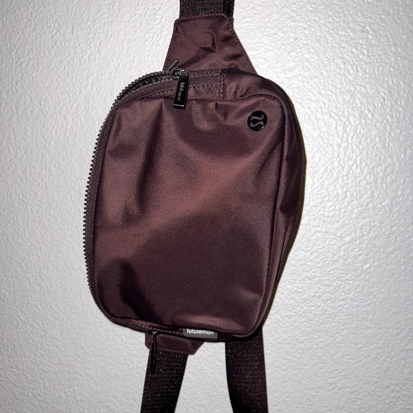 Lululemon Large 2L belt bag in “Espresso” - Picture 2 of 3